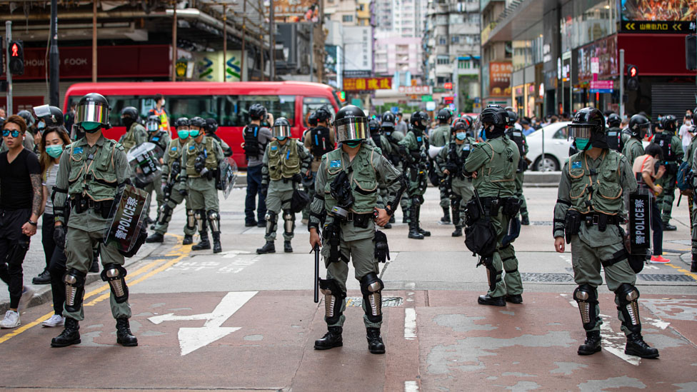 Полиция Гонконга контролирует доступ на улицу в центральном районе Монгкок во время демонстраций. Новая волна протестов поднимается в Гонконге в связи с новостями о том, что китайское правительство в одностороннем порядке примет Закон о национальной безопасности 23.