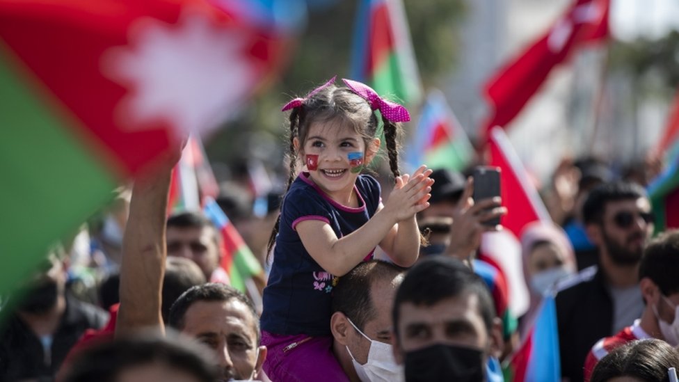 Los manifestantes sostienen banderas de Azerbaiyán y Turquía mientras gritan consignas en una manifestación en apoyo de Azerbaiyán contra Armenia en Estambul