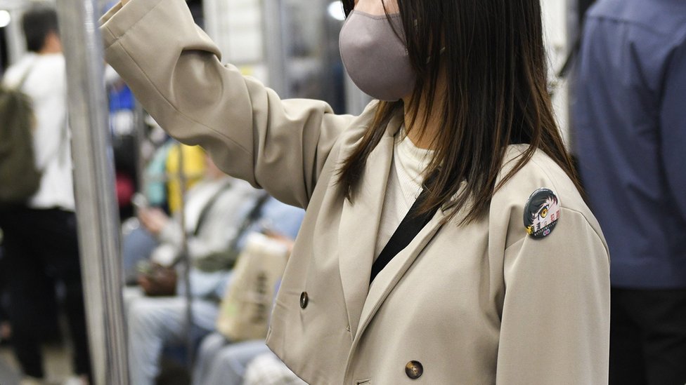 日本火車上戴面具的女人