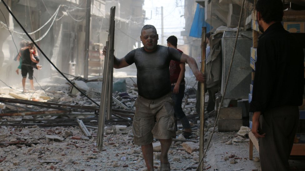 Residentes de Alepo luego de un bombardeo