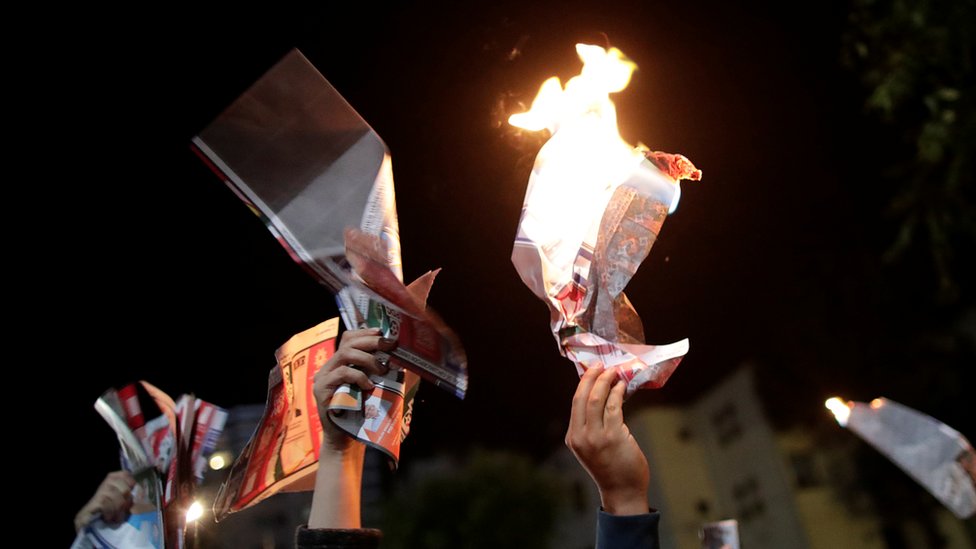 Люди сжигают бюллетени во время акции протеста в Боливии