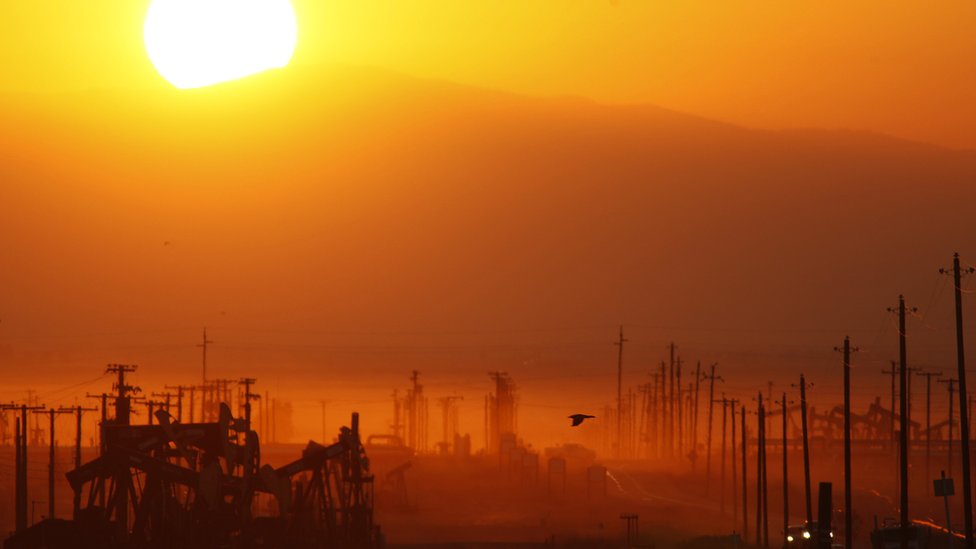 Un campo de fracking en California