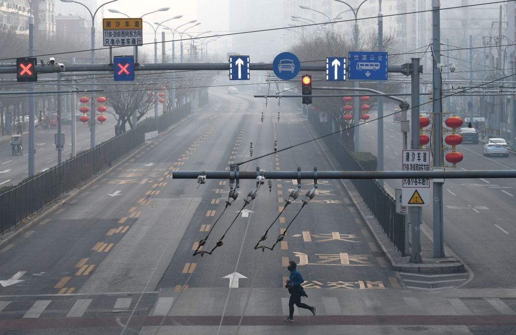 在工作日，北京一些道路上依然人煙稀少。