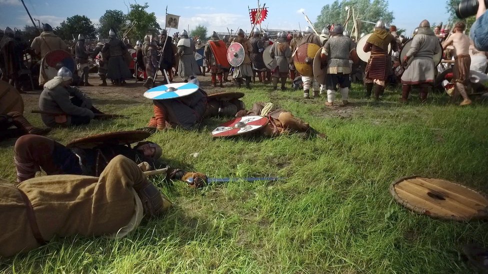 ...si te tocan con un arma en ciertas partes del cuerpo, tienes que caer "muerto" o "herido". Tras la batalla