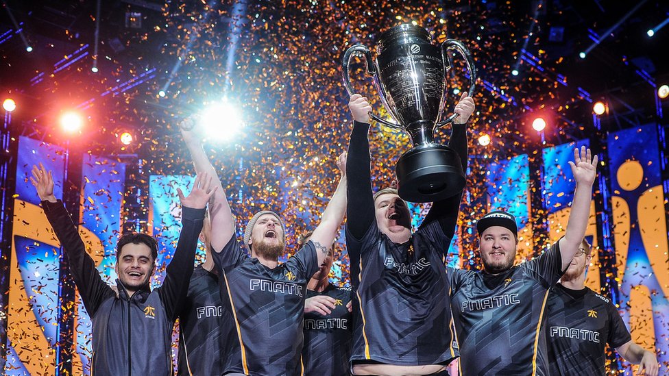 Fnatic поднимают киберспортивный трофей