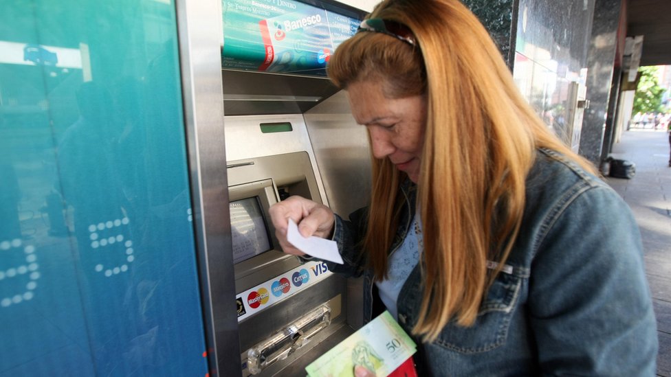 El FMI estima que el país cerrará el año con una inflación del 652%. Mujer en un cajero