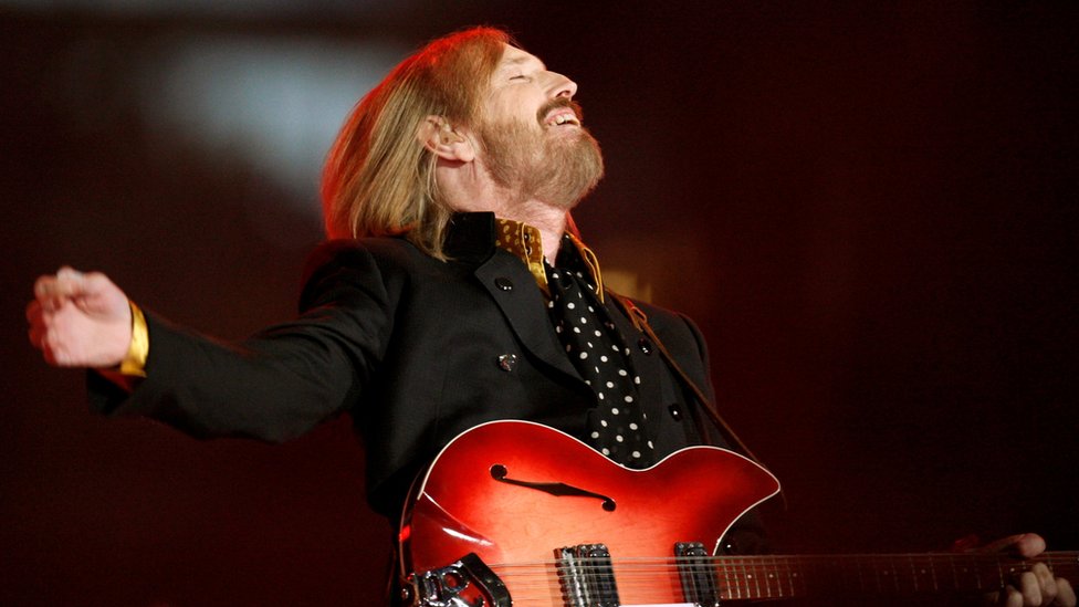 Singer and songwriter Tom Petty performs during the half time show of the NFL"s Super Bowl XLII football game between the New England Patriots and the New York Giants in Glendale, Arizona, U.S., February 3, 2008.