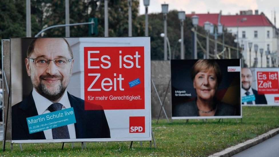 Las tradicionales coaliciones de gobierno, como la actual entre los socialdemócratas y los democristianos, está en juego. Pancarta del candidato socialdemócrata Martin Schulz enfrente de una pancarta de Angela Merkel de la Democracia Crisitana.