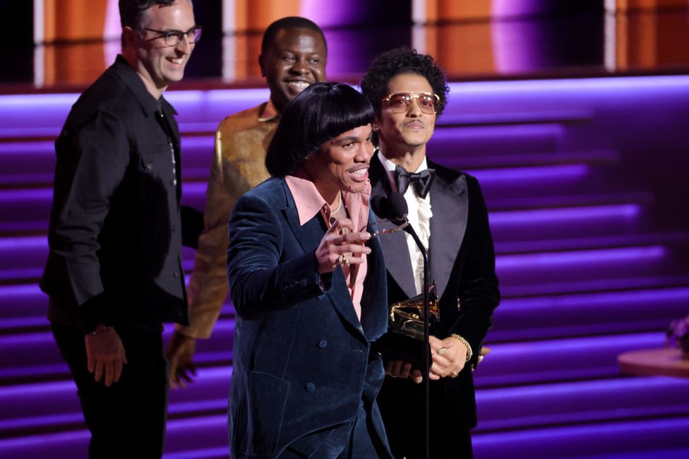 Silk Sonic, el superdúo compuesto por Bruno Mars y Anderson Paak, recogiendo en Grammy a la grabación del año.