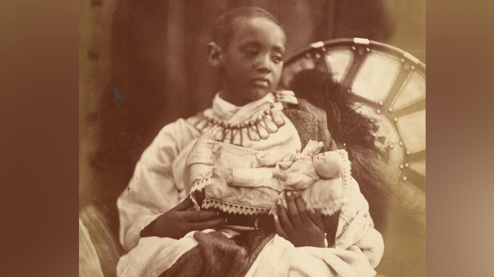Príncipe Alemayehu sosteniendo un muñeco