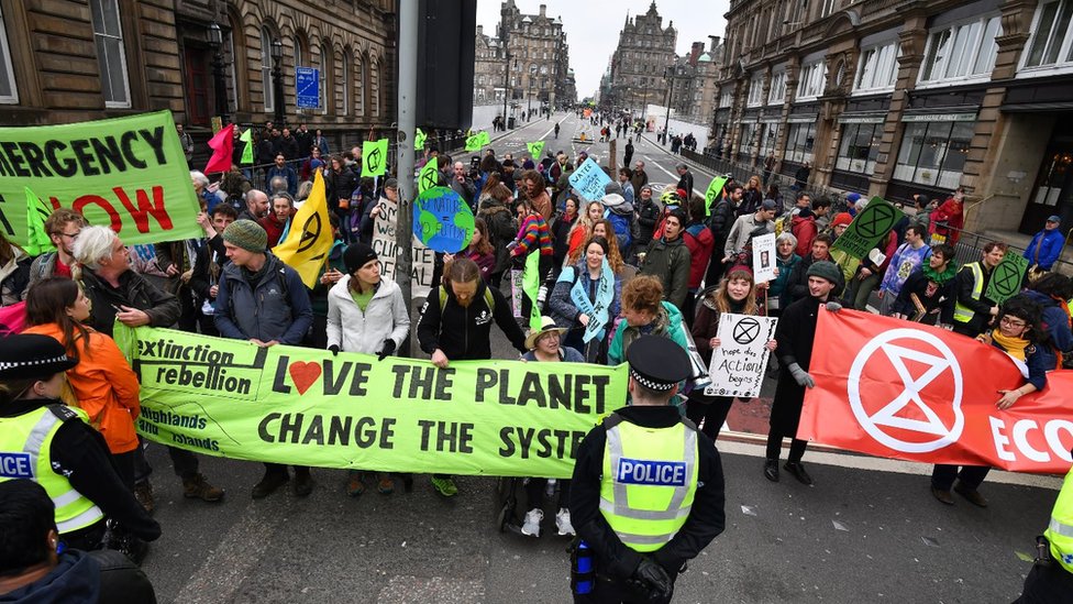 Протестующие против изменения климата блокируют одну из главных дорог, ведущих в центр Эдинбурга, 16 апреля 2019 года в Эдинбурге, Шотландия. Сторонники Extinction Rebellion Scotland напали на Северный мост в рамках протестов Extinction Rebellion, которые прошли в ряде городов Великобритании.