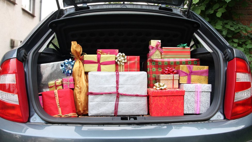 Багажник автомобиля наполнен подарками
