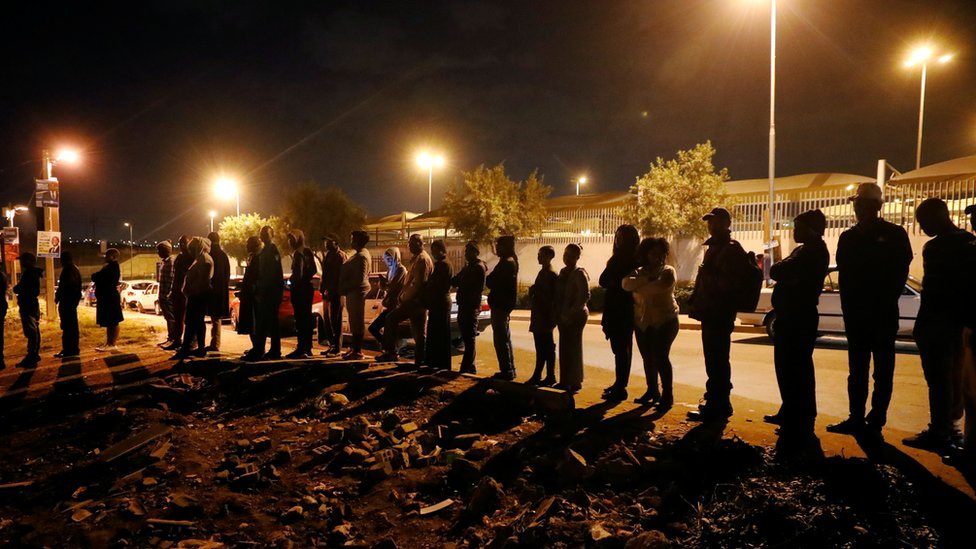 Очередь избирателей у избирательного участка в Йоханнесбурге, ЮАР, 8 мая