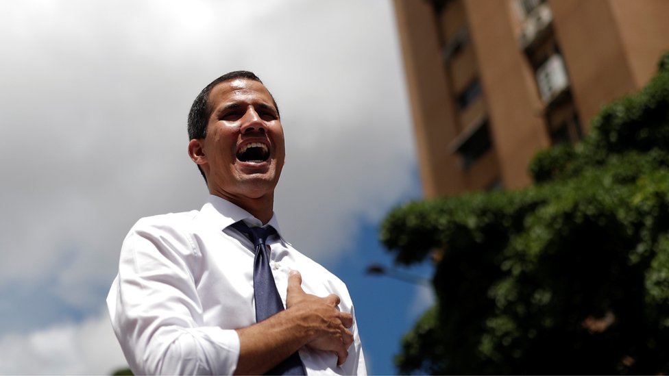 Лидер венесуэльской оппозиции Хуан Гуайдо, которого многие страны признали законным временным правителем страны, поет государственный гимн во время митинга
