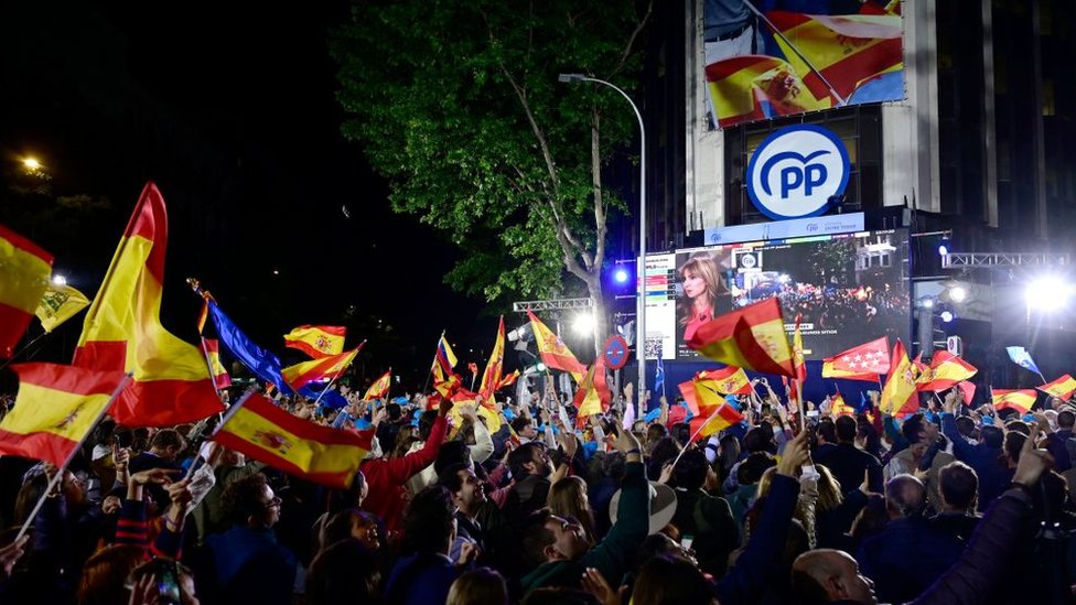 Votantes del PP celebrando el resultado electoral de su partido