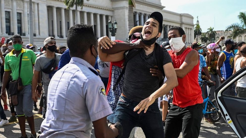 Manifestante en La Habana siendo arrestado