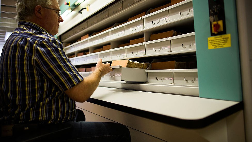 Мужчина проверяет документы в архиве бывшей тайной полиции Восточной Германии, известной как Штази, 17 сентября 2014 года в Берлине, Германия.