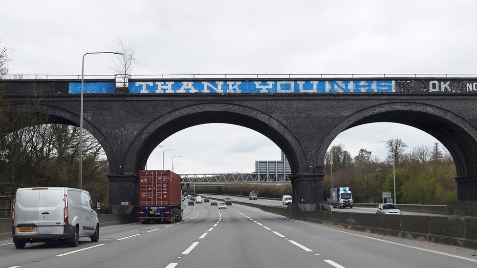 Спасибо NHS, граффити над мостом на M25