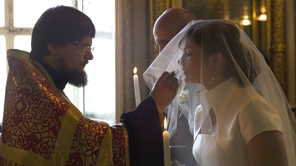 Detalj sa tradicionalnog pravoslavnog venčanja
