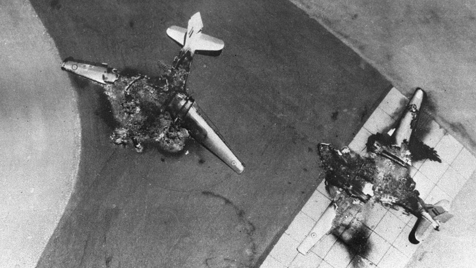 El ataque sorpresa de Israel logró neutralizar los aviones de la Fuerza Aérea de Egipto antes de que tuvieran oportunidad de despegar. Aviones de la Fuerza Aérea de Egipto destruidos por Israel.