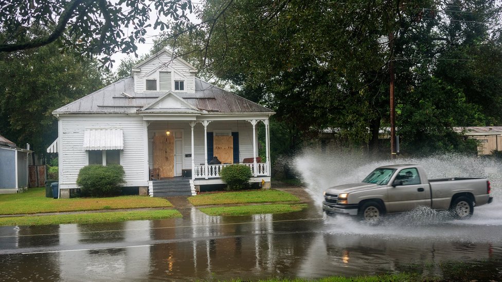 Вождение автомобиля по паводковой воде в Нью-Иберии, штат Луизиана
