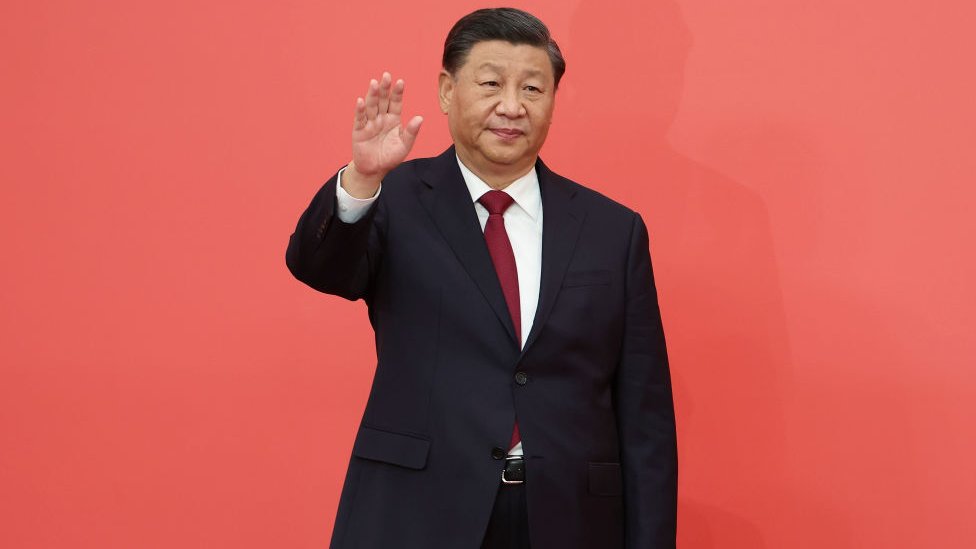中國國家主席習近平在北京人民大會堂揮手致意（2022年10月23日）