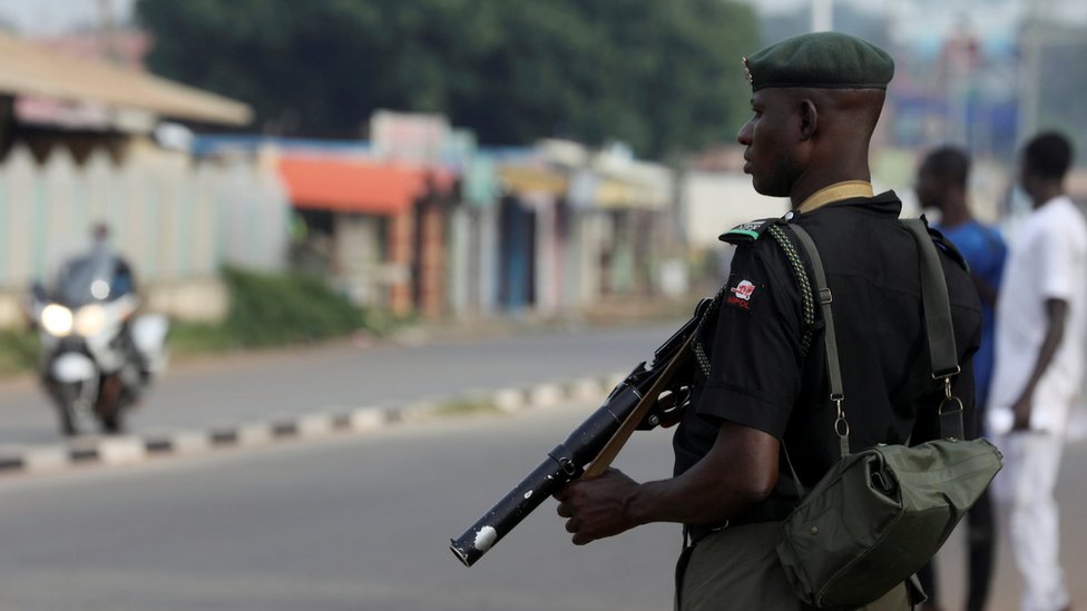 جندي نيجيري يحمل سلاحه في ولاية كادونا
