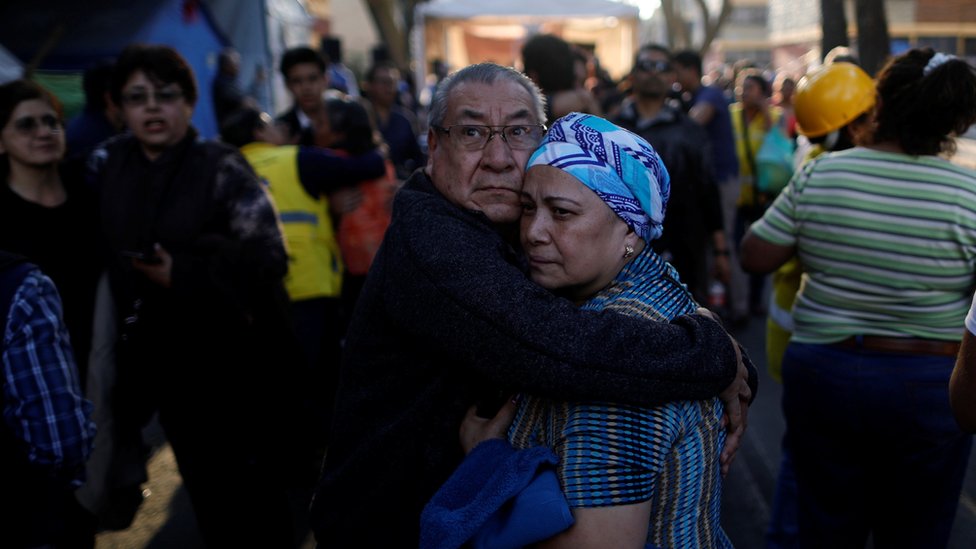 Un hombre y una mujer abrazados Un hombre y una mujer abrazados