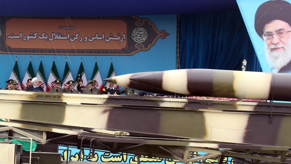 El presidente iraní Hassan Rouhani observa un desfile militar en Teherán en abril de 2019.