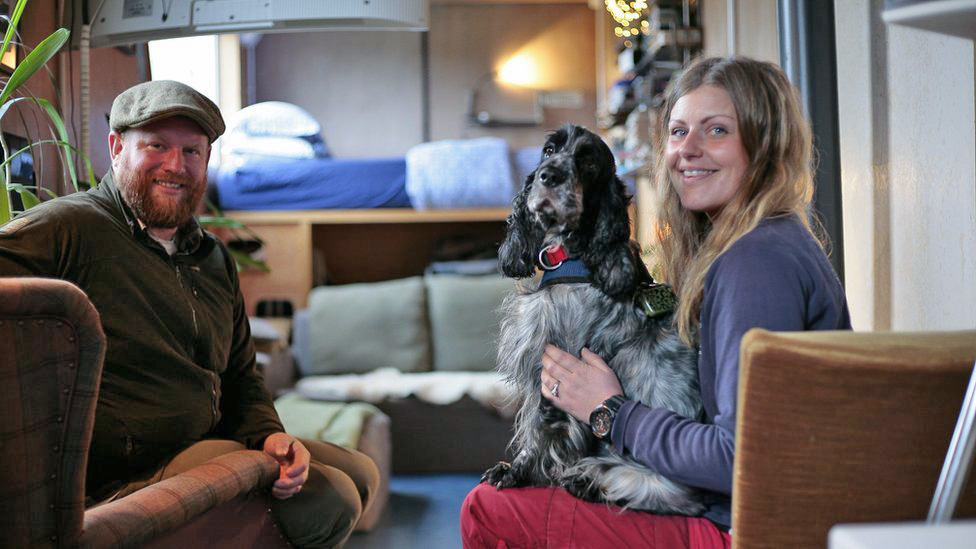 Обри и Клэр Фрай говорят, что жить с их собакой Морганом в транспортном контейнере очень уютно