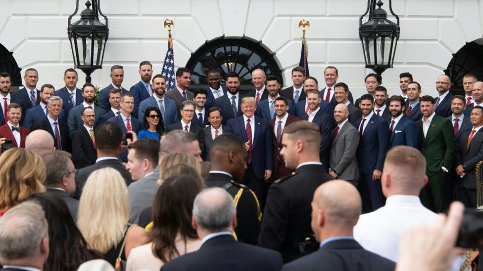 Президент США Дональд Трамп (в центре) позирует с чемпионами Мировой серии 2018 года Бостон Ред Сокс в Белом доме в Вашингтоне, округ Колумбия, 9 мая 2019 года