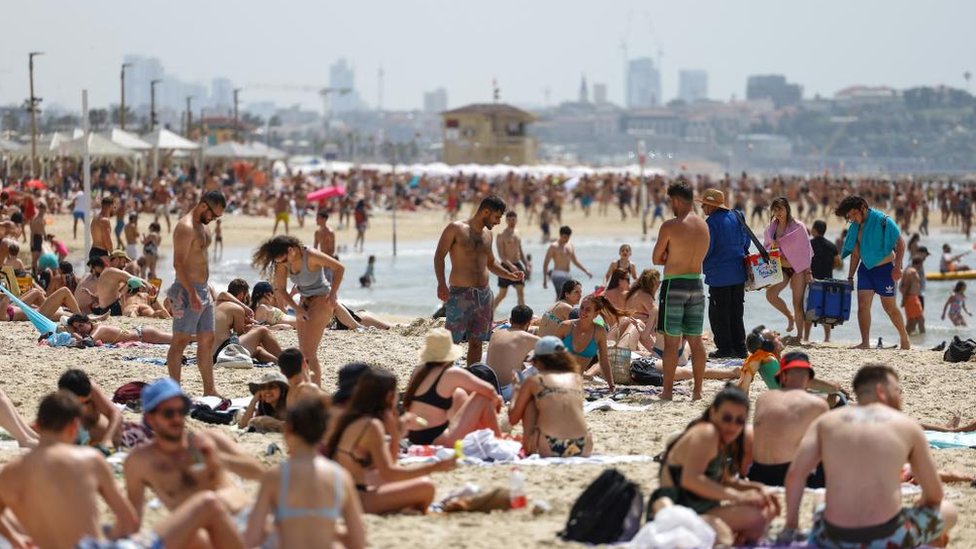 Ljudi u Tel Avivu uživaju na plaži