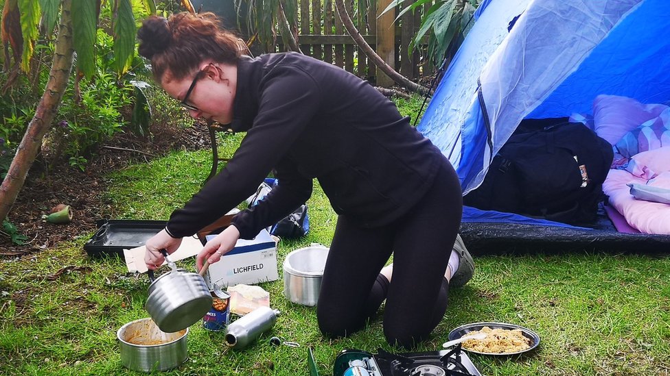 Иззи Феллоуз-Барнетт с оборудованием для приготовления пищи в лагере