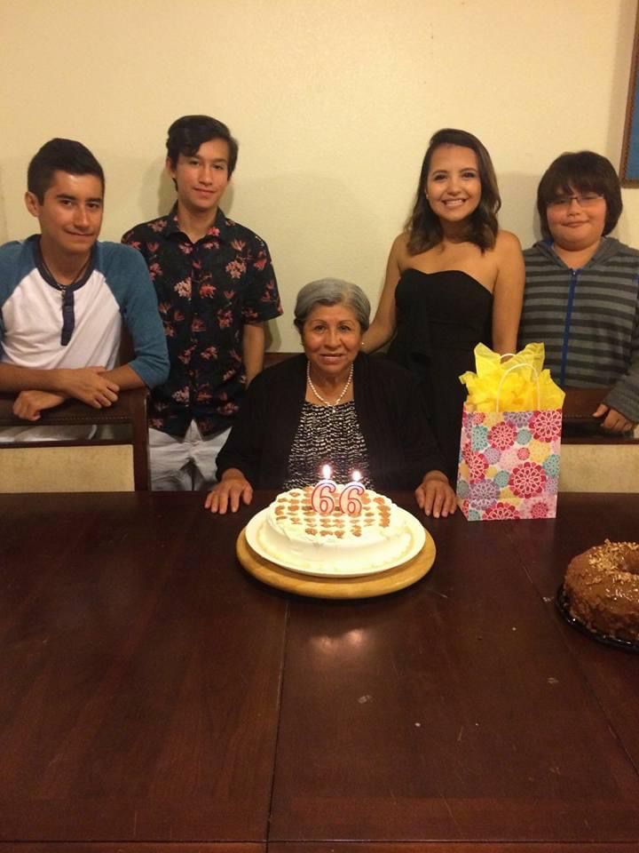 La abuela Ema Alvarado con sus nietos.