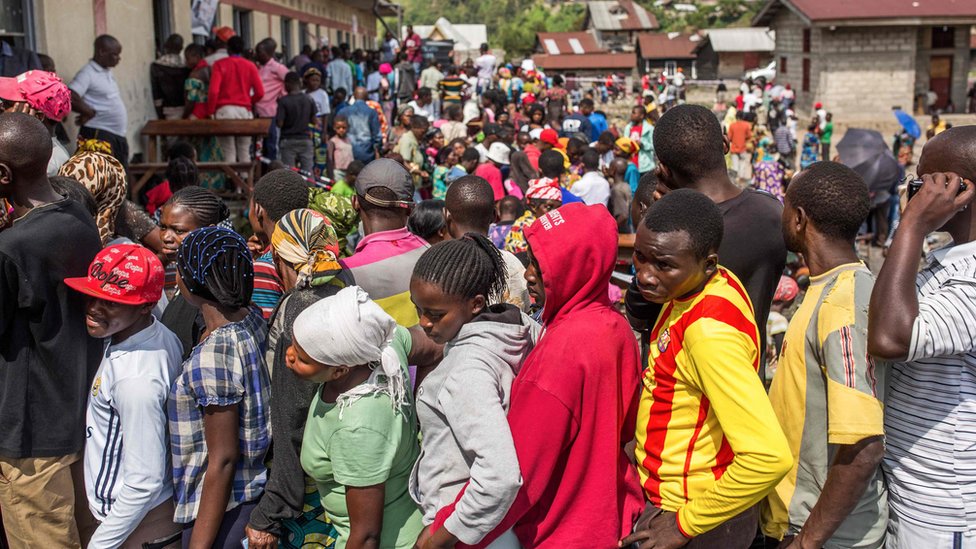 Избиратели стоят в очереди, чтобы проголосовать за избирательным участком Кибанча в Саке, Северное Киву, 30 декабря 2018 г.