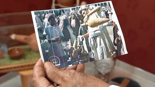 الشقيقان ورثا مهنة سقاية الحجيج أباً عن جد