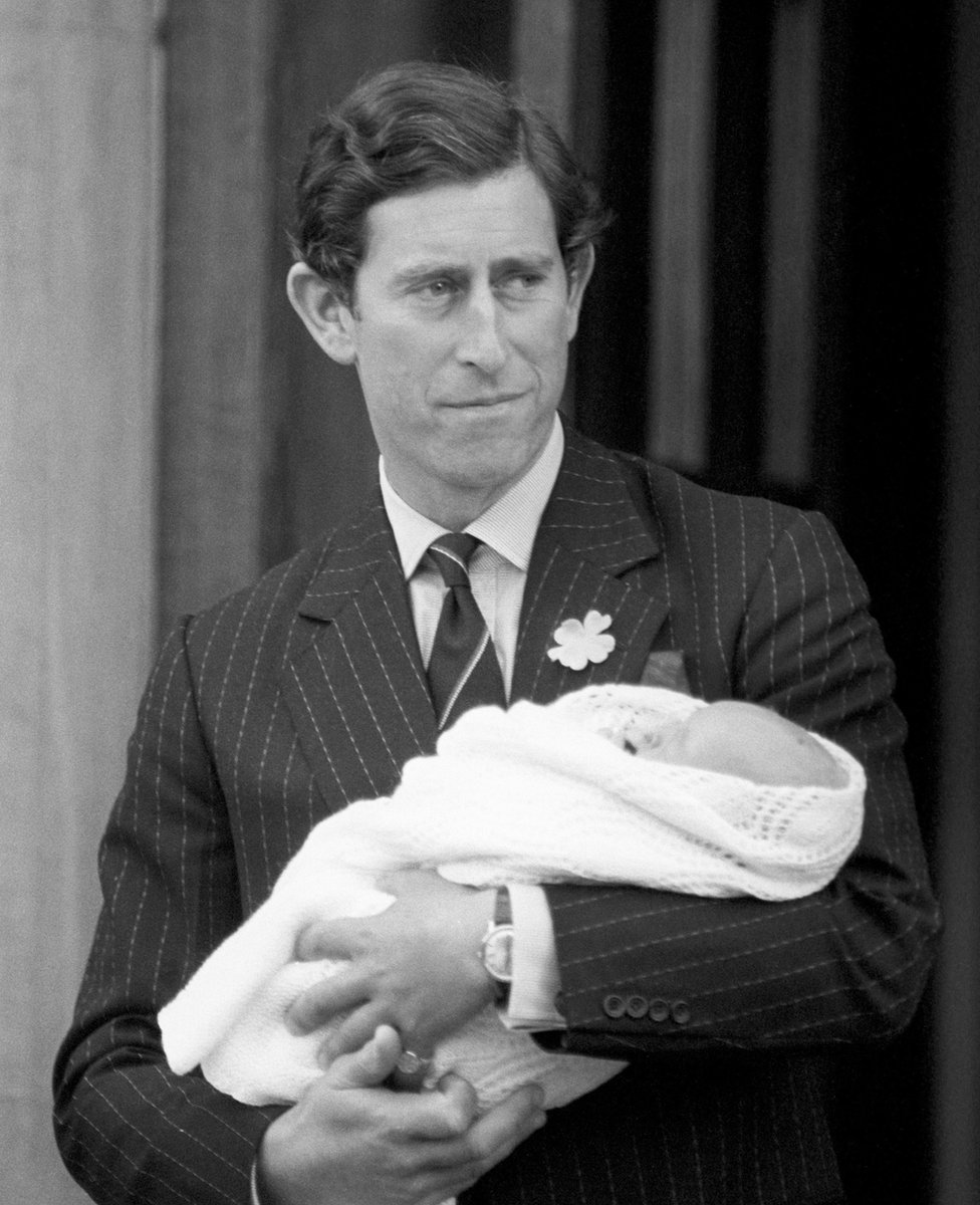 Princ Čarls sa Vilijamom u naručju