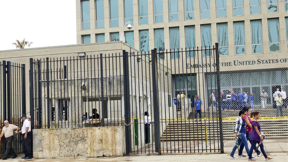 Персонал собирается в посольстве США на Кубе 29 сентября 2017 года в Гаване, Куба.