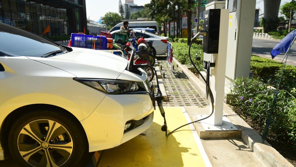 Autos eléctricos conectados a estaciones para recargar sus baterías
