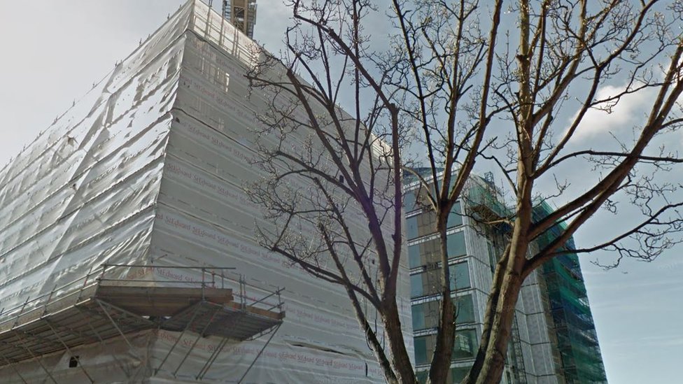 El gobierno indicó que se encontró "dinero público" para que los apartamentos sean completados más rápido. St Edward