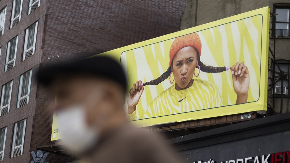 Naomi Osaka'nın yüzü olduğu markanın New York'taki bir reklam panosu.