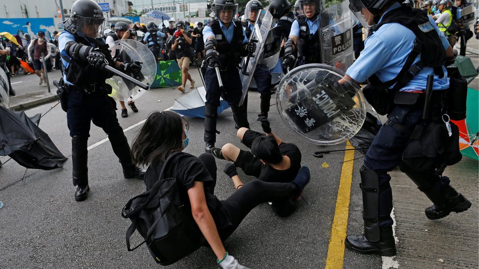 policía y manifestantes
