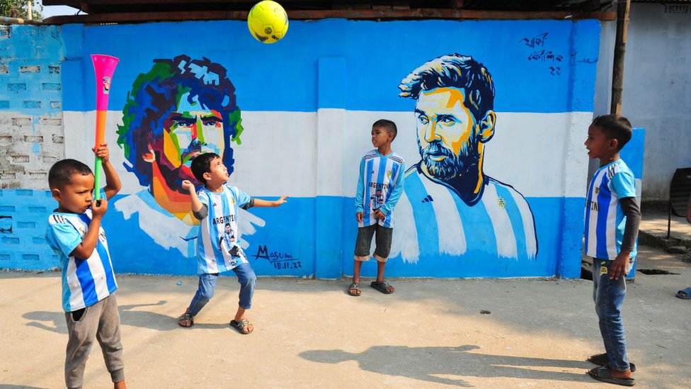 Mural de Maradona y Messi