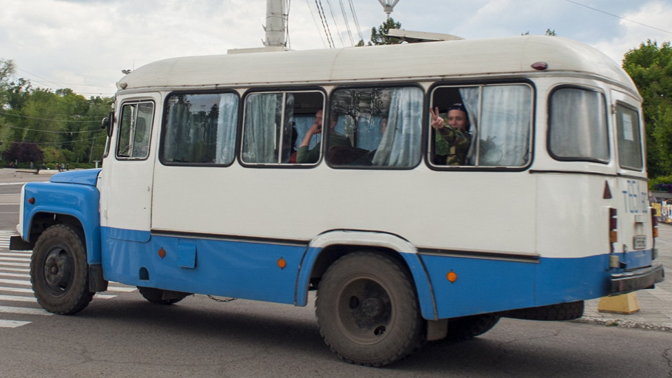 Vojnici putuju autobusom kroz Tiraspol, glavni grad Transdnjestra