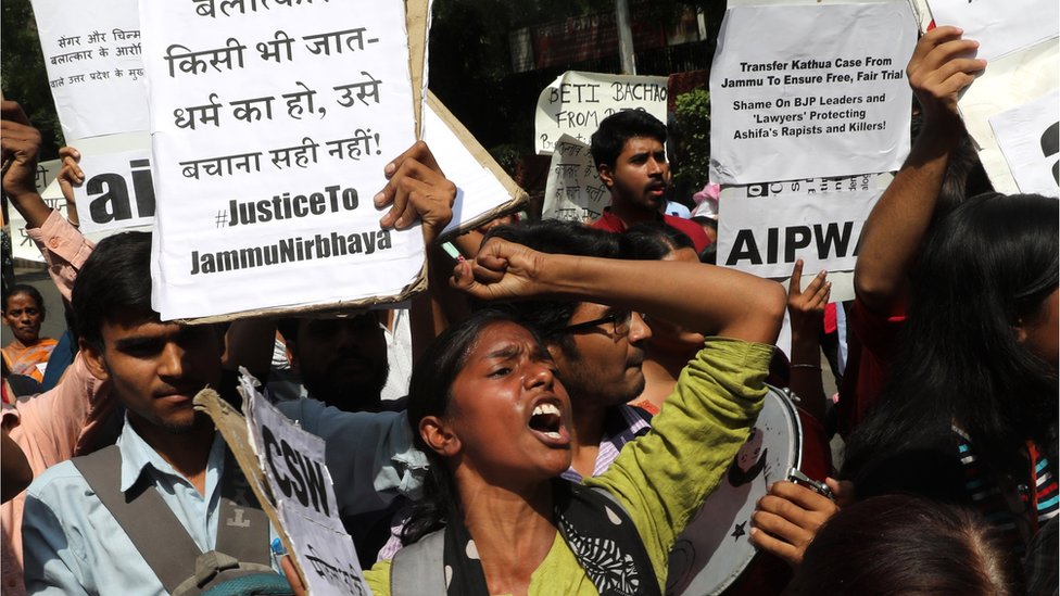 Женщина реагирует на протест против изнасилования восьмилетней девочки в Катуа, недалеко от Джамму, и подростка в Уннао, штат Уттар-Прадеш, в Нью-Дели, Индия, 12 апреля 2018 г.