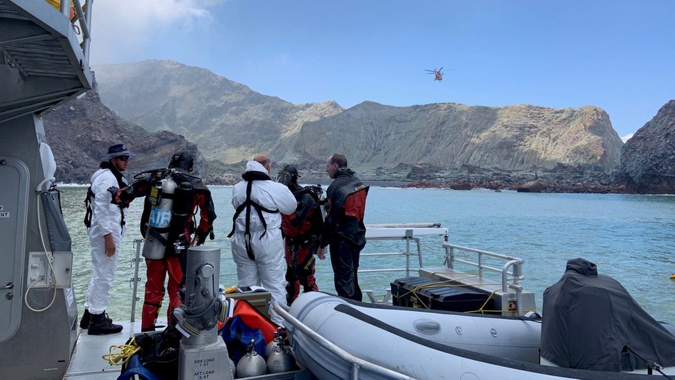 Члены отряда водолазов проводят поиск во время операции по восстановлению вокруг острова Уайт