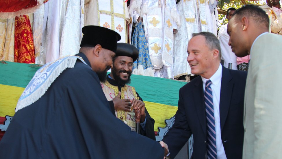 Посол США в Эфиопии Майкл Рейнор на встрече с духовенством Эфиопской православной церкви.
