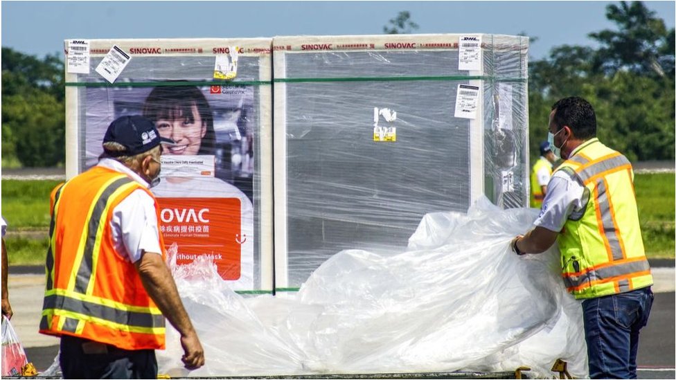 在薩爾瓦多，物流工人將裝有中國產科興疫苗的包裹裝上卡車。