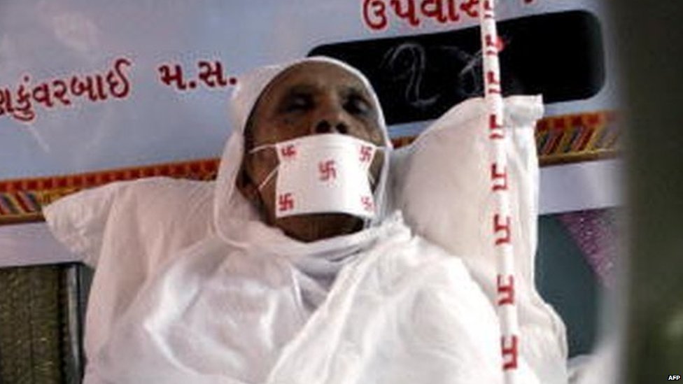 78-летняя индийская женщина Тарабен Човатиа отдыхает во время джайнской практики сантхары или добровольной смерти в результате поста в упашрай (джайнский монастырь) в Мумбаи, 6 апреля 2008 года. Човатия отказывается от еды в течение последних 14 дней, пока сидит в ней. компания садхви или монахинь, поскольку ее единственный источник питания - два стакана воды во время d