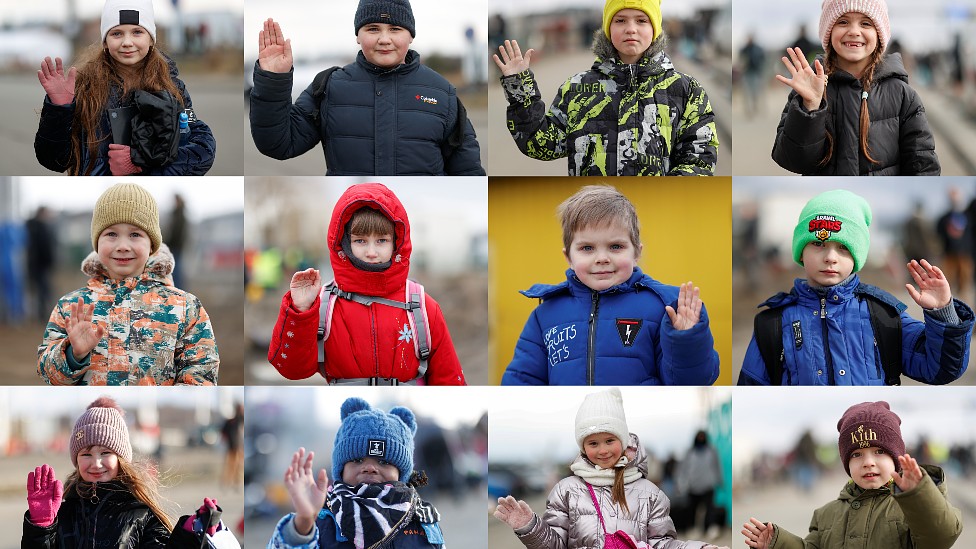Niños que acaban de cruzar la frontera con Polonia